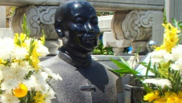 Bệ đá thờ Doanh nhân Quách Đàm gắn với thương hiệu Thông Hiệp (1863- 1972) trong hoa viên của Chợ Lớn