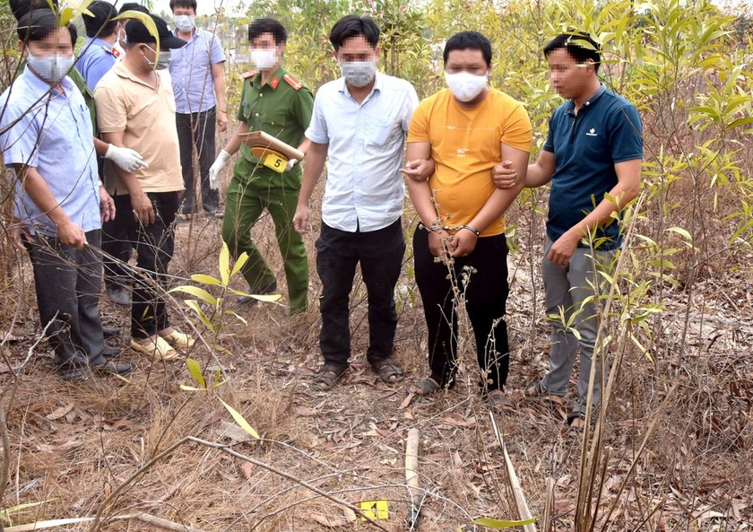 Hung thủ Nguyễn Thanh Tâm (thứ hai từ phải sang) tại hiện trường gây án