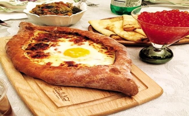 Bánh Khachapuri được tạo hình như chiếc thuyền gỗ chở hạnh phúc 