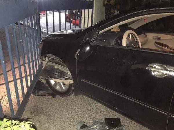 Chiếc xe sau khi gây tai nạn chết người đã đâm vào cổng khu công nghiệp Phúc Xá mới dừng lại 