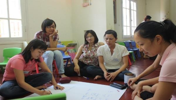 Một buổi sinh hoạt của Câu lạc bộ học kỹ năng làm bạn với con tại Hà Nội 