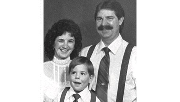 Bức hình gia đình nạn nhân Russell Keith Dardeen trước khi bị kẻ thủ ác "xóa sổ"