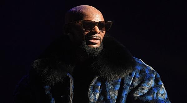 R.Kelly là một trong 5 ca sĩ da màu trong danh sách 50 nghệ sĩ có đĩa hát bán chạy nhất tại Mỹ