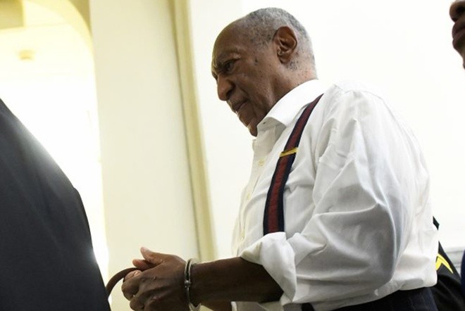 Bill Cosby ra phiên tòa và phải lĩnh án tù năm 2018. 