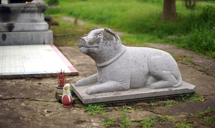 Tượng chó đá canh mộ tại lăng đá Quận Vân ở xã Vân Tảo, huyện Thường Tín, Hà Nội. 