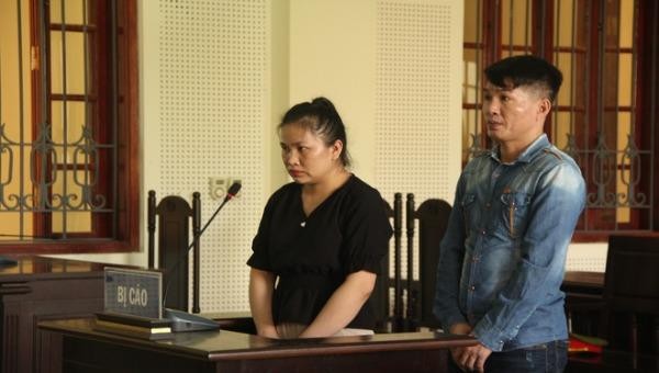 Bị cáo Vũ Văn Tuấn và Lương Thị Hà trong phiên tòa "Vận chuyển trái phép ma túy". 