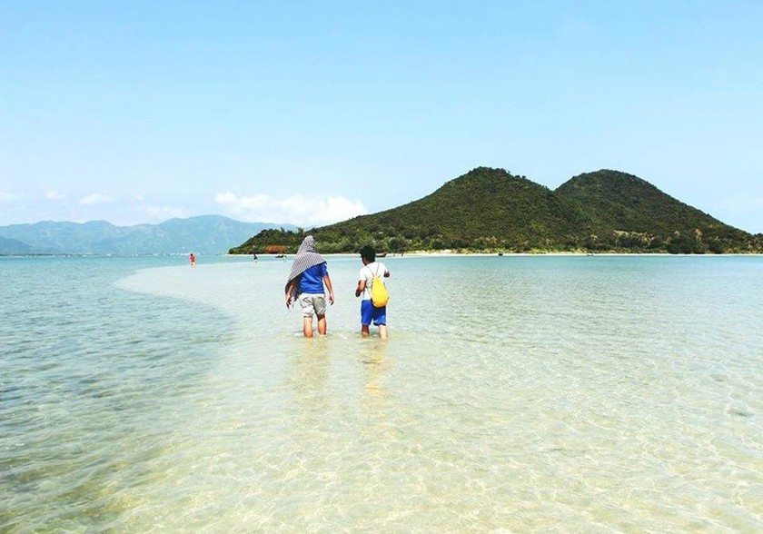  Du khách trải nghiệm con đường dưới biển ở đảo Điệp Sơn.