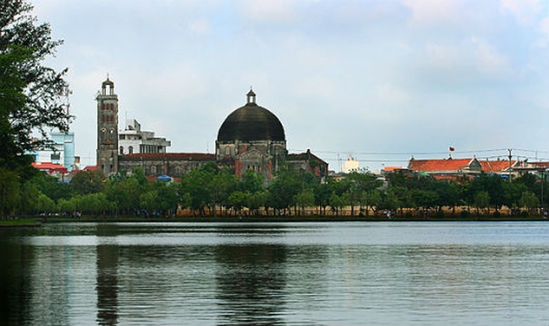 Nhà thờ Khoái Đồng cổ kính chụp từ công viên hồ Vị Xuyên. 