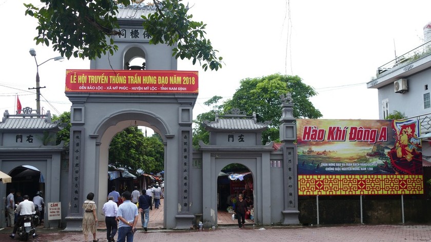 Cổng vào di tích đền Bảo Lộc. 