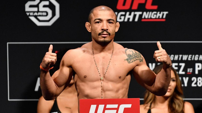 Jose Aldo trên đài vinh quang.