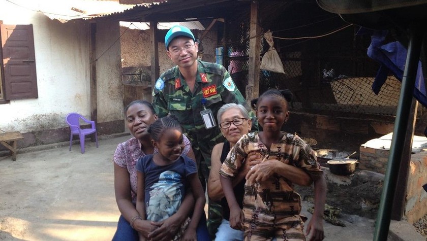 Bức ảnh chụp Trung tá Vũ Văn Hiệp tới thăm gia đình cụ Luyến ở thủ độ Bangui. 