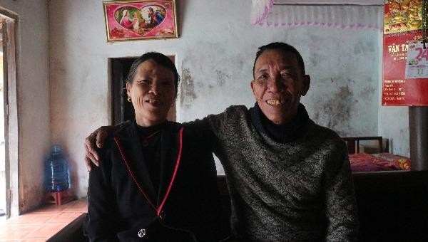 Ông Quang hạnh phúc bên vợ sau thời gian bị lạc ở nơi xa lạ. 