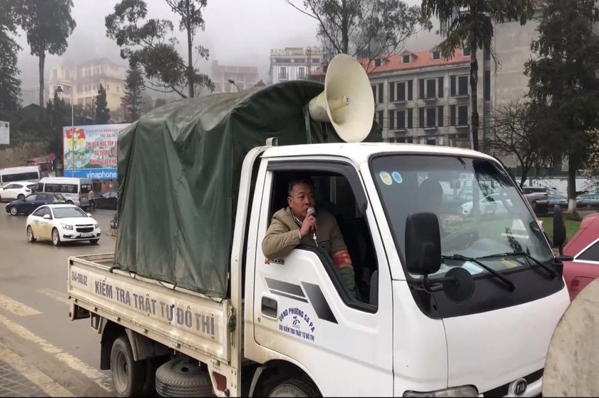 Cán bộ thị xã Sâp đọc loa kêu gọi du khách không cho tiền, không mua hàng của trẻ em mục đích để bảo vệ trẻ. 