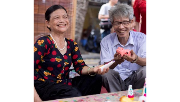 Vợ chồng ông Phùng Đình Giáp và bà Nguyễn Thị Điểu là những người cuối cùng còn làm nghề phỗng đất truyền thống tại Kinh Bắc.