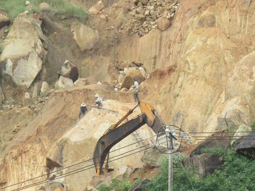 Ngang nhiên xẻ đá núi Hòn Chà giữa ban ngày.