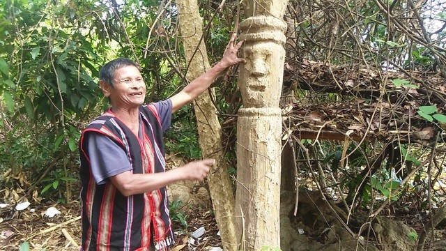 Già A Ren là người cuối cùng còn lưu giữ nghề tạc tượng gỗ nhà mồ của đồng bào Rơ Măm (Ảnh: Dân trí). 