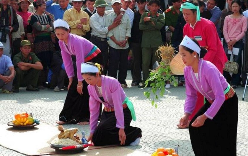 Ba phụ nữ phụ lễ cho thầy cúng.