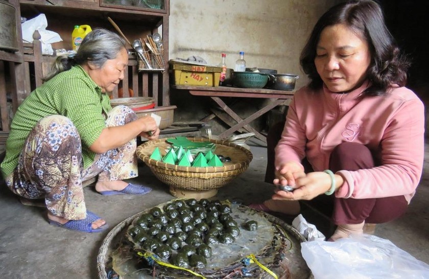 Chị em bà Cúc tâm huyết giữ nghề làm bánh Tết do mẹ truyền lại.