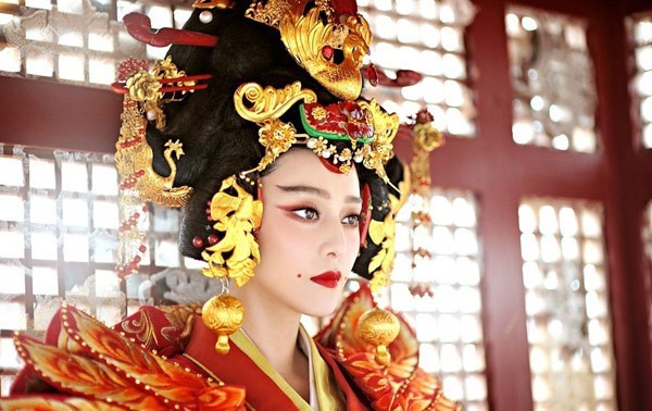 Võ Tắc Thiên bước lên ngai vị Nữ hoàng lập ra nhà Chu (ảnh minh họa). 