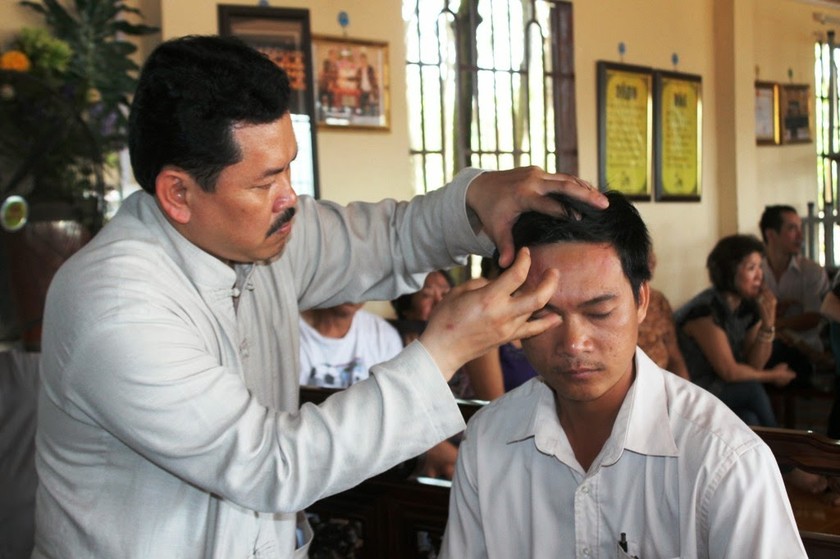 Ông Võ Hoàng Yên được tung hô là có khả năng chữa bệnh bằng các phương khai thông huyệt đạo của Đông y mà không cần sử dụng tới thuốc.