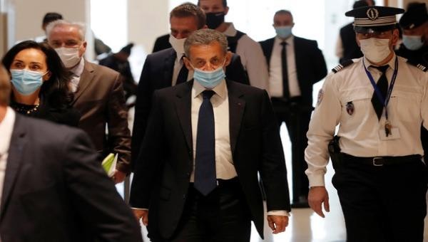 Ông Nicolas Sarkozy ra hầu tòa.