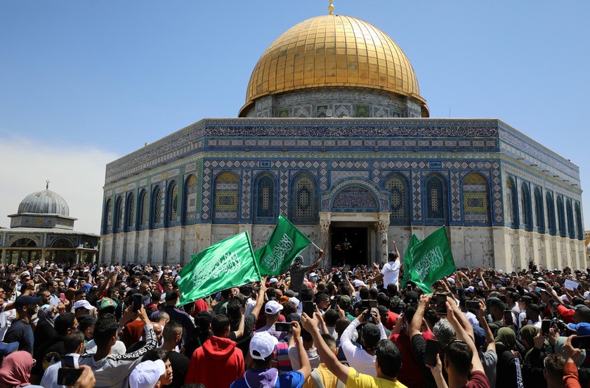 Những hình ảnh tại khu vực đền thờ Al-Aqsa nơi người Palestine tụ tập vẫy cờ Hamas để phản đối hành động lấy đất của chính quyền Israel.