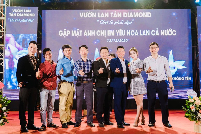 Doanh nhân Lê Minh Tân chụp ảnh lưu niệm trong buổi gặp mặt anh chị em yêu hoa lan toàn quốc tháng 12/2020. 