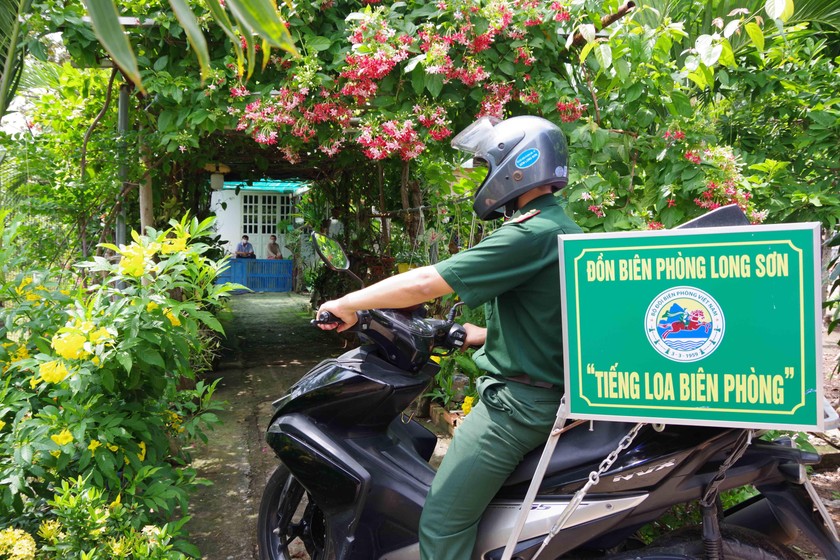 Thượng úy Nguyễn Tuấn Nghĩa - Đội phó vận động quần chúng, Đồn Biên phòng Long Sơn với “Tiếng loa Biên phòng” đến từng ngõ hẻm tuyên truyền phòng chống dịch Covid-19.