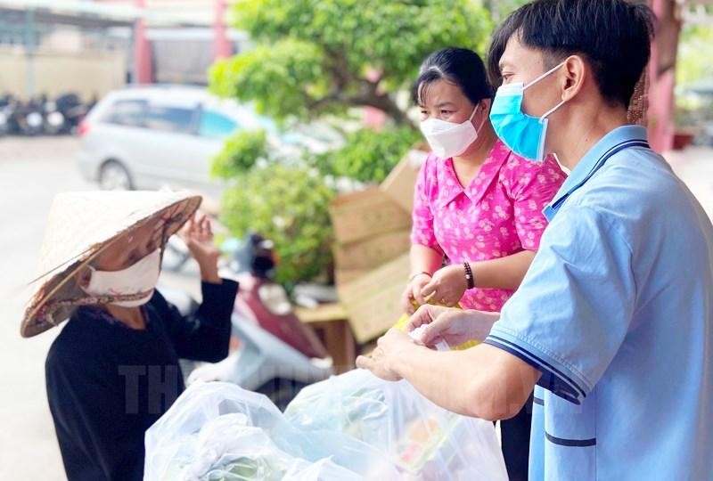 Tình người trong tâm dịch (ảnh: Thành ủy TP Hồ Chí Minh). 