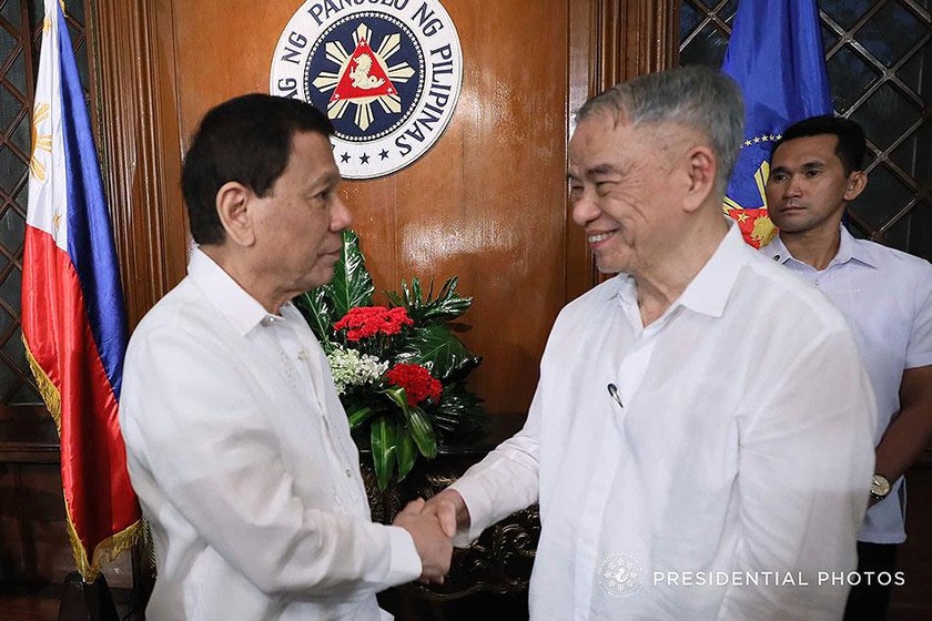 Tỷ phú Lucio Tan (phải) tại cuộc gặp gỡ Chính phủ Phillipines. 