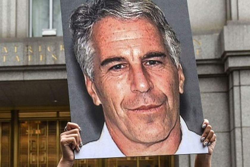 Dư luận giăng ảnh phản đối hành vi của tỷ phú Jeffrey Epstein. 