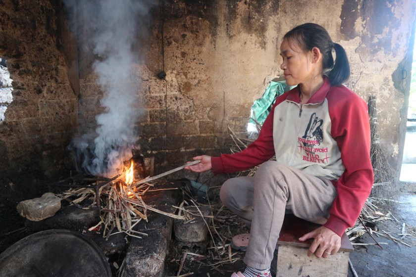 Người vợ chậm chạp trở thành trụ cột kinh tế chăm chồng trọng bệnh. 