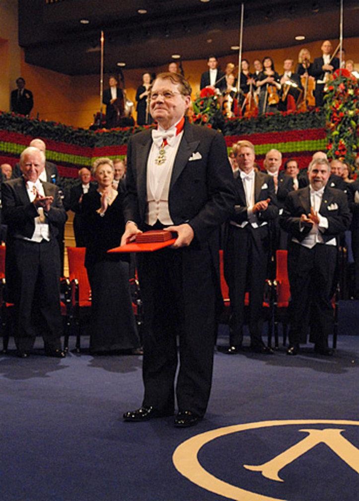 Nhà khoa học Luc Montagnier trong giây phút nhận giải Nobel năm 2008.