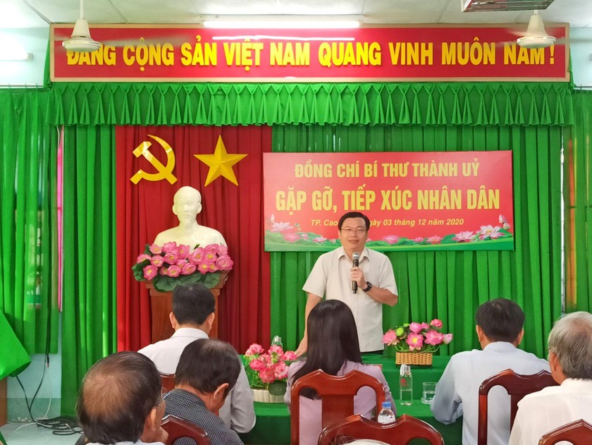 Buổi làm việc giữa Bí thư thành ủy Cao Lãnh gặp gỡ, tiếp xúc và lắng nghe tâm tư nguyện vọng của nhân dân. 