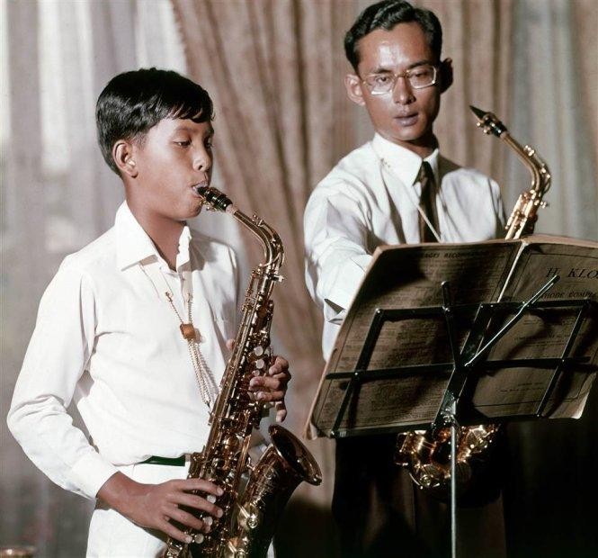 Vua Bhumibol và Hoàng tử Vajiralongkorn chơi kèn saxophone năm 1965.