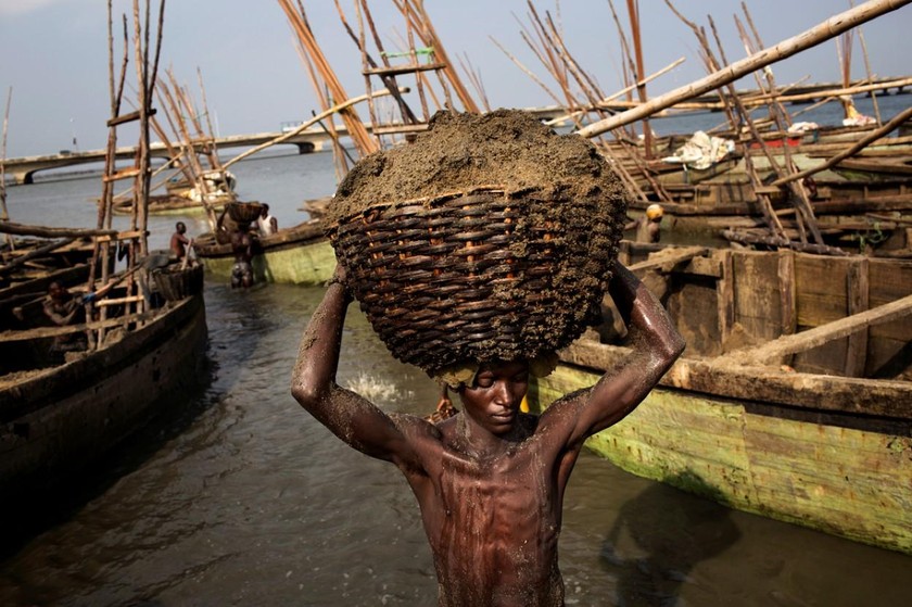 Tại đầm Lagos (Nigeria), người lao động đào cát biển bằng tay. Ảnh: Robin Hammond/Panos.