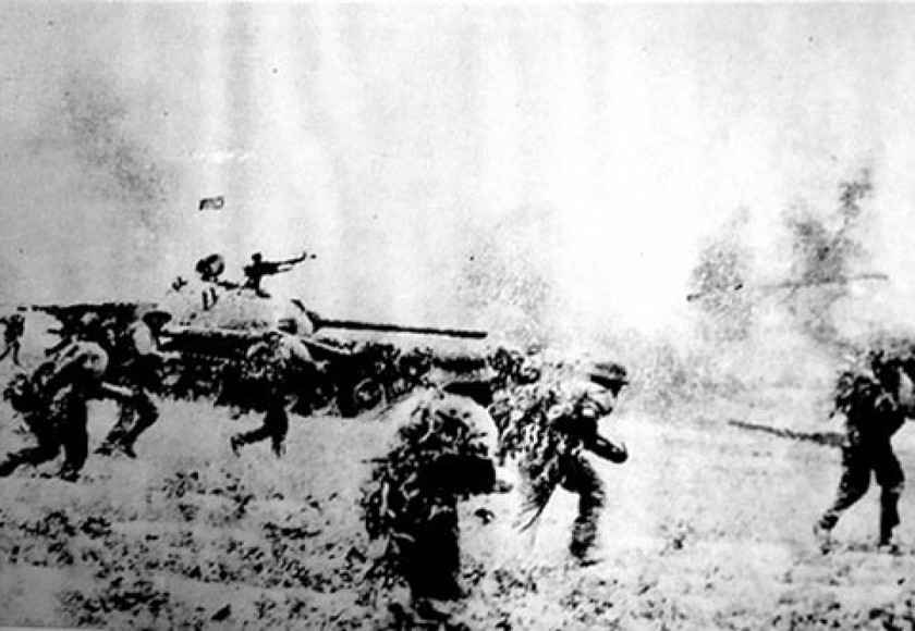 Xe tăng và bộ binh Quân đoàn 4 tiến công Xuân Lộc (ảnh tư liệu). 