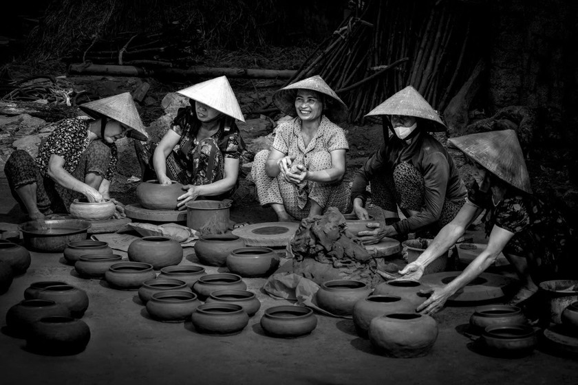 Ảnh thuộc bộ &quot;Nghề làm nồi đất Trù Sơn&quot; (Đoàn Hoài Trung)