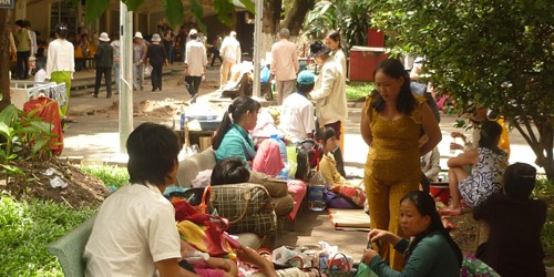 Tự phục vụ dinh dưỡng là một trong những nguyên nhân khiến bệnh viện luôn quá tải ...người nhà. Ảnh: Hồng Lĩnh