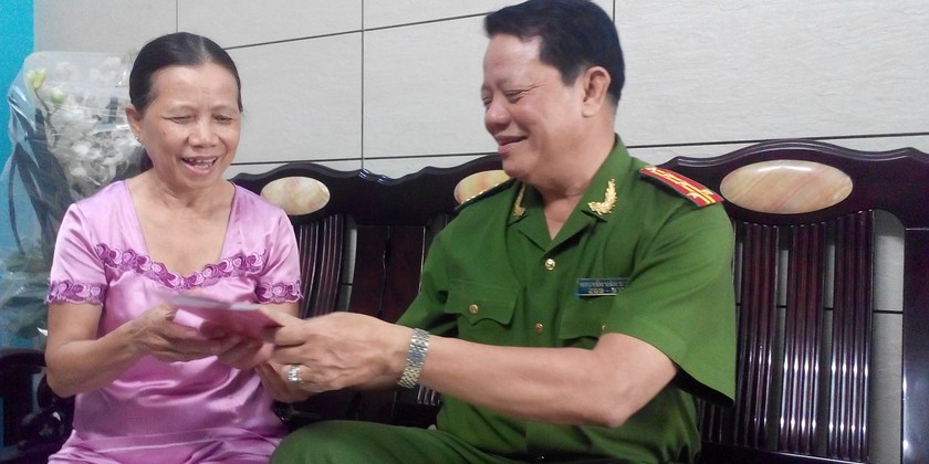Đại tá Nguyễn Văn Dung trực tiếp cấp lại CMND cho người dân