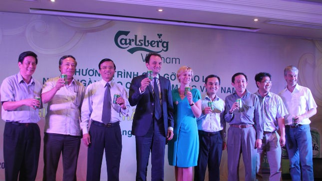 Lãnh đạo Tập đoàn Carlsberg chụp ảnh lưu niệm với các nhà báo tại buổi giao lưu