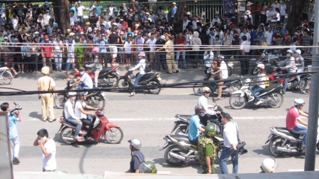 Hàng trăm cảnh sát bao vây căn nhà đối tượng khống chế con tin