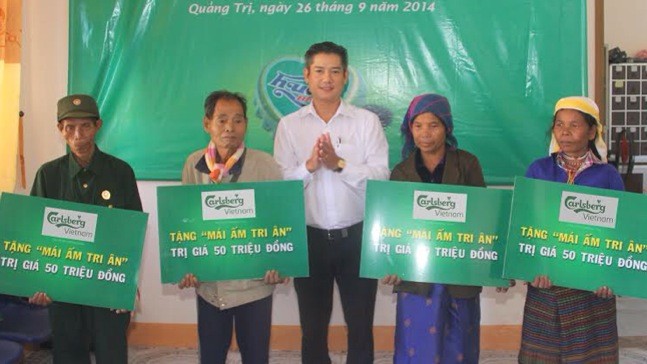 Đại diện  Carlsberg Việt Nam tại Quảng Trị trao quà cho bà con