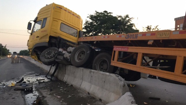 Xe đầu kéo 'leo" lên giải phân cách