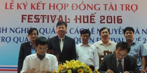 Đại diện Ban tổ chức Festival Huế 2016 và Nhà Tài trợ ký kết hợp đồng