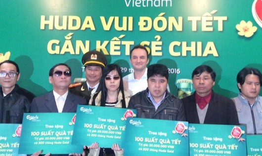 Tổng giám đốc Carlsberrg Việt Nam trao quà cho các tổ chức Hội