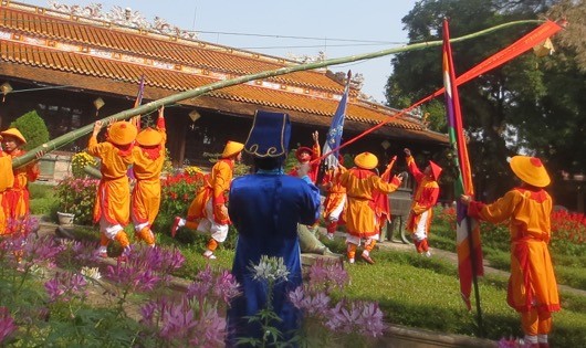 Cây nêu tại điện Long An được hạ xuống, kết thúc lễ hạ cây nêu ngày Tết.