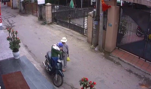 Camera ghi lại hình ảnh Thanh "thôi miên" bà Chiếc để lấy tiền