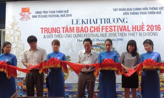 Lễ cắt băng ra mắt Trung tâm thông tin Báo chí Festival Huế 2016.