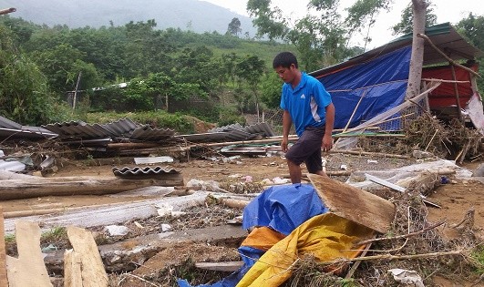 Anh Trần Thanh Lam bên trang trại bị lũ quét tàn phá nặng nề.